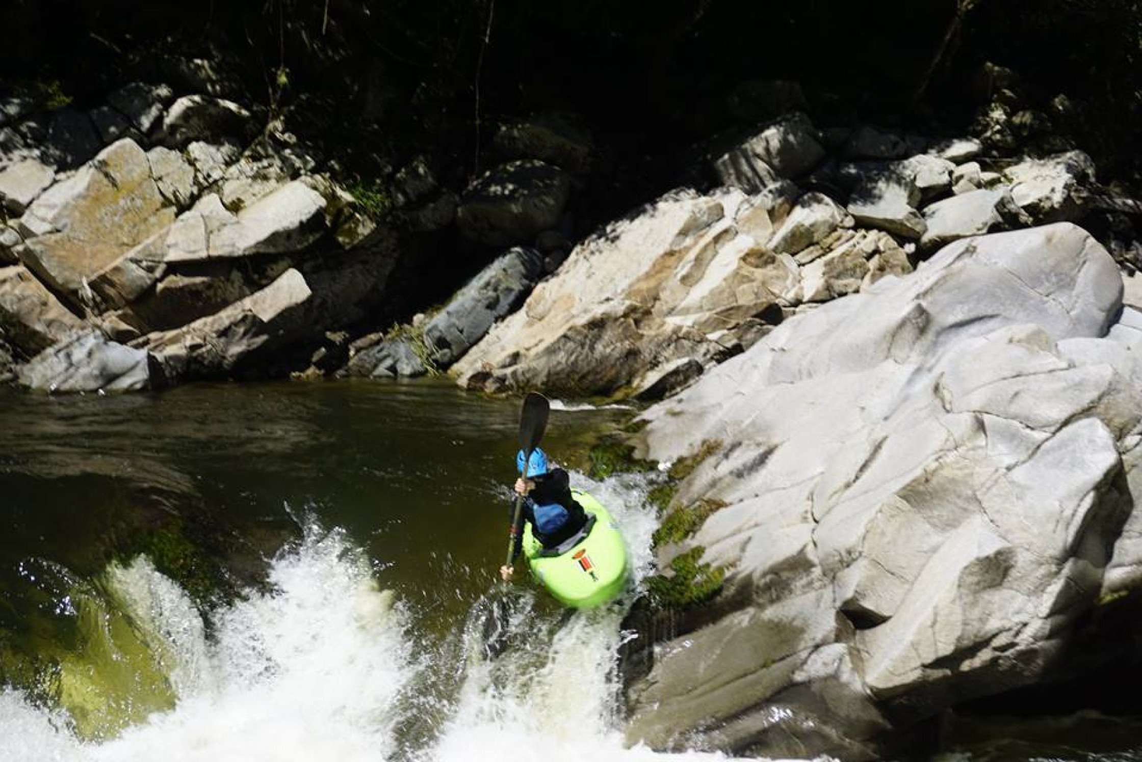 Erlebe die Magie der kolumbianischen Flüsse - Kajak und Packraft bringen dich nah an die Natur