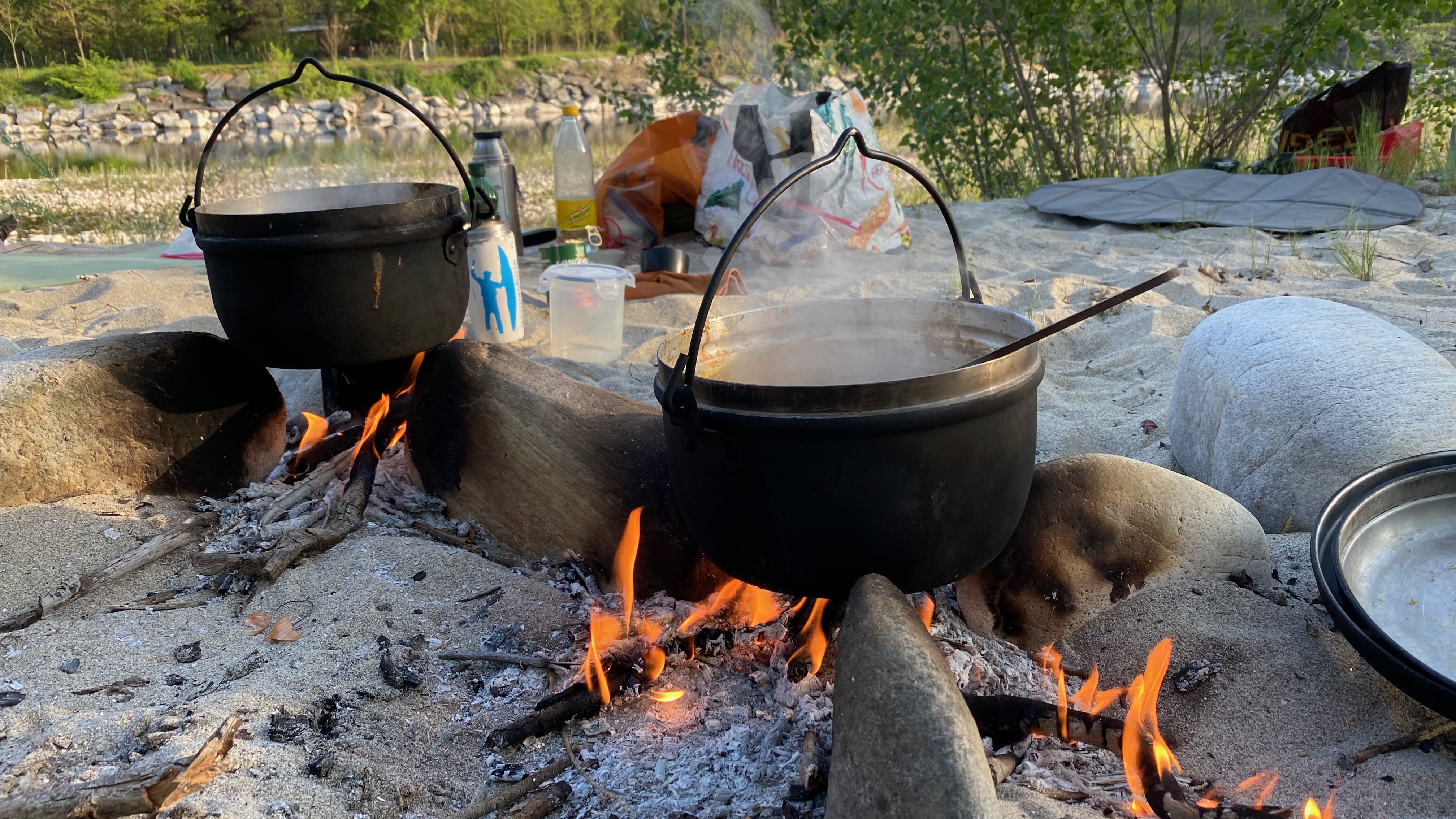 Einfache Feuerstelle mit drei Steinen zum Kochen