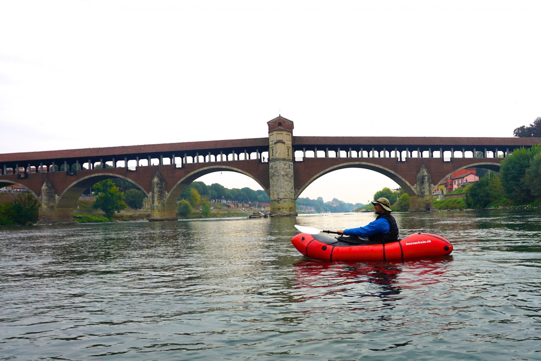 Die Eisenbahnbrücke kündigt das Ende der Packraft Tour in Pavia an