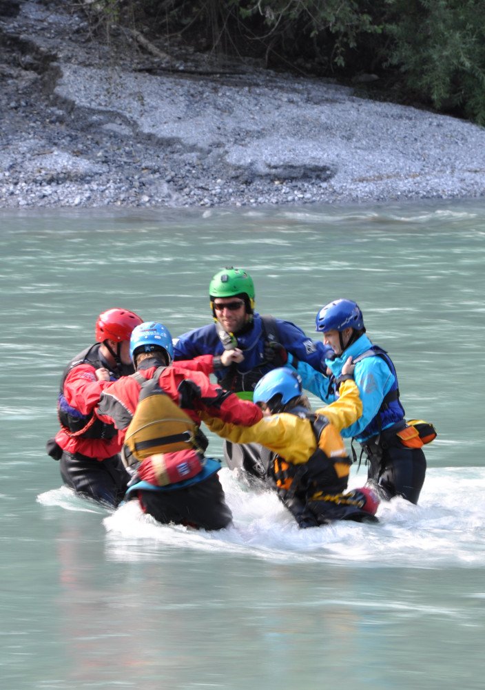 Wasser-Rettungs-Kurs-Versam-Rescue3-waten-Fluss-in-Gruppe-DSC_1629