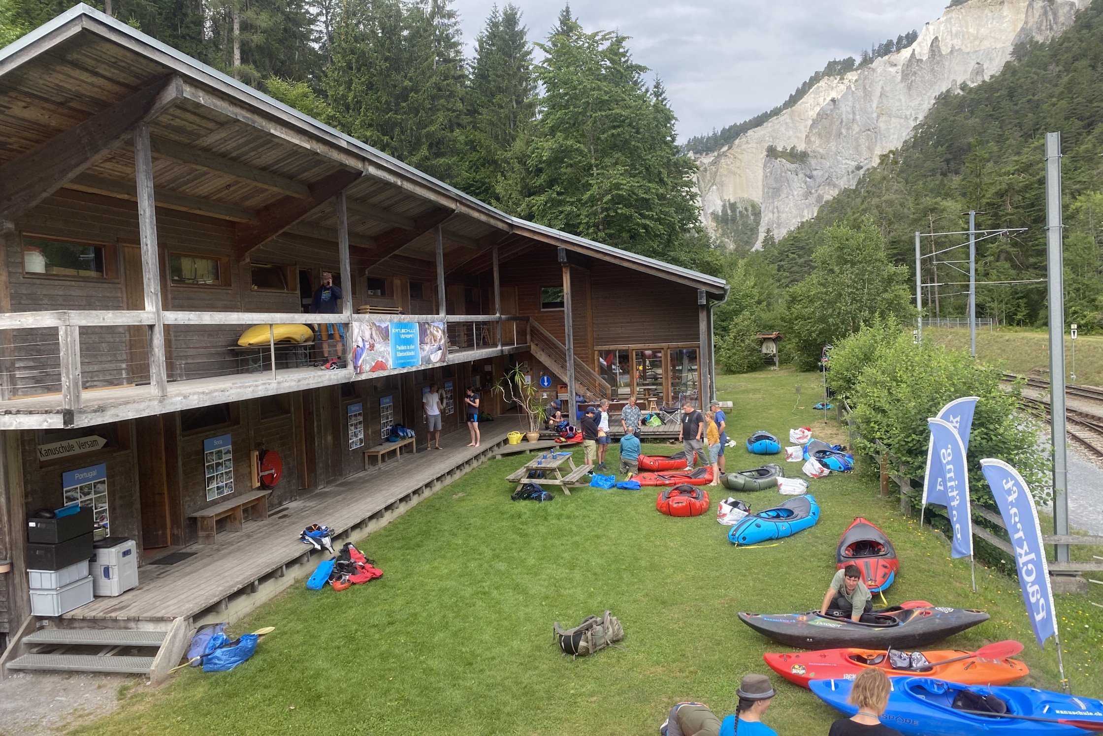 Kajak-Kanuschule in Versam: Lerne mit unseren Kursen die Faszination des Paddelns in der Rheinschlucht kennen