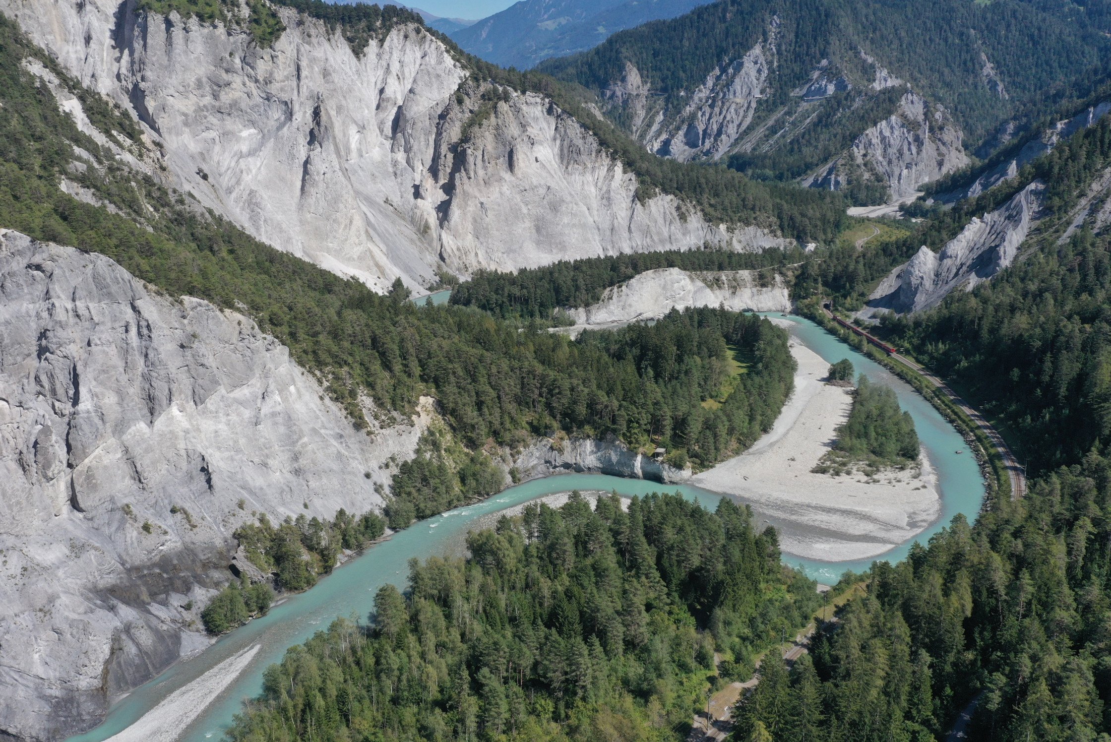 Geführte Kanufahrten in Graubünden: Erkunde die majestätische Rheinschlucht und tauche ein in ein unvergessliches Wildwasserabenteuer