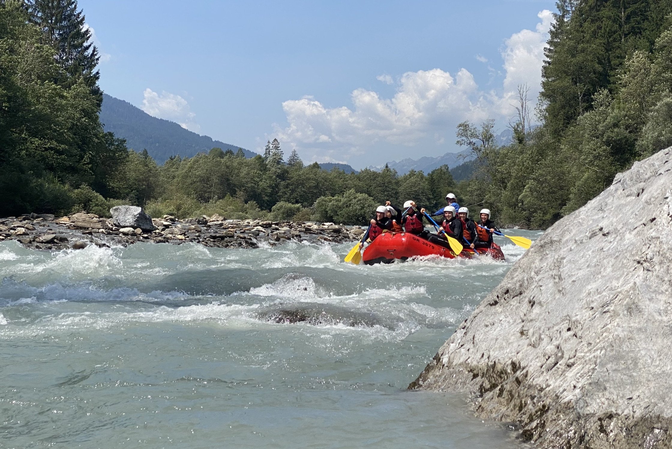 Gemeinsam durch die wilden Fluten: Erlebe die Faszination der Rheinschlucht auf unserer Raftingtour in Graubünden!